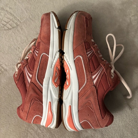 Vionic Walker Women's Plantar Fasciitis Shoe - Pink Rose Suede Size 7.5 - Picture 6 of 15